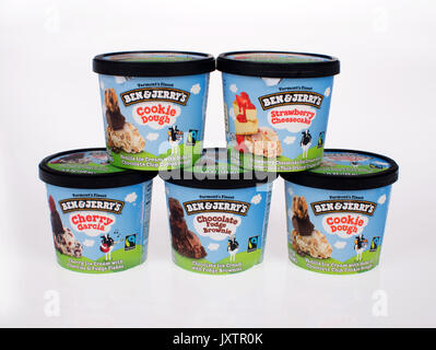 Pots d'une variété de glace Ben & Jerry's sur fond blanc. USA Banque D'Images