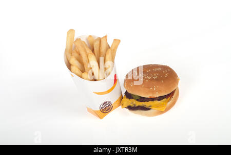 Repas Burger King double cheeseburger et frites sur fond blanc, isolé. USA Banque D'Images