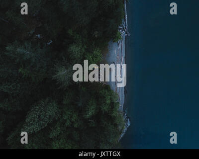 Camping près de la plage dans la soirée Banque D'Images