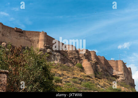 Photo grand angle de Mehrangarh Fort sur le haut de la ville de Jodhpur, la ville bleue du Rajasthan en Inde. Banque D'Images