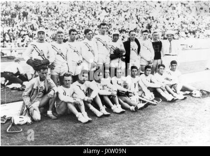 Lacrosse, Caleb Redgrave Kelly, Jr, James Wilcox Ives Jr, William Harrison Triplett, Millard Lang, Church Yearley, Marshall Duer McDorman, William Frederick Weitzel, Peter William Reynolds, William Roe Kahl, entraîneur Ray Van Orman, George Packard, Douglas Hoffman Stone, James Merriken, Francis Henry Beitzel, John Frederick de Helmuhart, John Frederick Hangler, John Hanglehart, John Joseph Cavendish Darrell, Donaldson Naylor Kelly, Walter Francis Kneipe, Lorne Randolph Guild, Groupe olympique Photographie de l'équipe olympique de Lacrosse 1932 de l'Université Johns Hopkins à Los Angeles, 1932. Banque D'Images