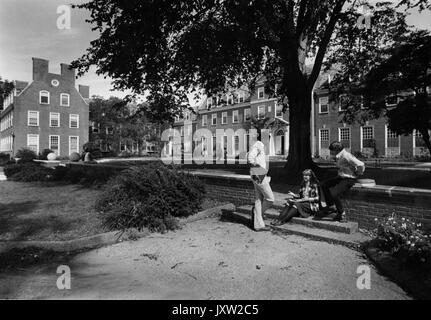 Alumni Memorial Residences II extérieur, regardant au nord-est, trois étudiants debout et assis devant AMR II, 1980. Banque D'Images