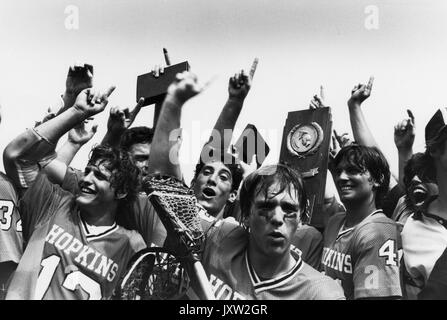 La crosse groupe Candide photo de plusieurs membres de l'équipe de crosse Hopkins, après avoir remporté le championnat NCAA 1980, 1980. Banque D'Images