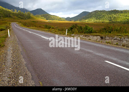 La route entre Lyell Derwent Bridge et Queenstown Banque D'Images