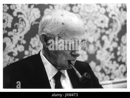 William Bennett Kouwenhoven, photographie franche, épaules levées, vue de trois quarts, 85 ans, 1971. Banque D'Images