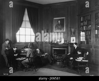 Gilman Hall, salle Tudor et Stuart, intérieur de la vie étudiante, étudiants se relaxant dans la salle Tudor et Stuart, 1935. Banque D'Images