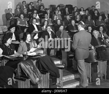 Collège du soir, William H Hartley, photo de groupe, Sous-titre suivant en classe à l'enseignement audiovisuel sida Dr William H Hartley, instructeur, 1948. Banque D'Images