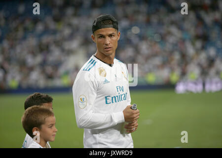 Cristiano Ronaldo sur le terrain après le match. Real Madrid 2-0 Barcelone défait dans la deuxième étape de la Supercup Espagnol match de football à la Sant Banque D'Images