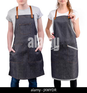 Jeunes chefs ou maîtres d'homme et de la femme pose, portant des tabliers isolé sur fond blanc. Café café barista uniforme. Banque D'Images