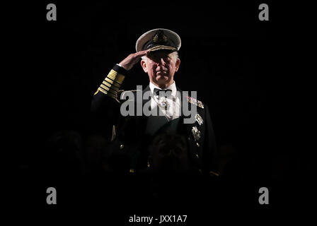 Le Prince de Galles, connu sous le nom de duc de Rothesay en Ecosse, reçoit le salut au cours de la Royal Edinburgh Military Tattoo au château d'Édimbourg. Banque D'Images