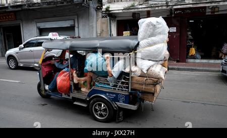 Tuk Tuks sam lor des Taxis travaillant pour les Thaïlandais locaux vie quotidienne Chinatown Bangkok Thaïlande Banque D'Images