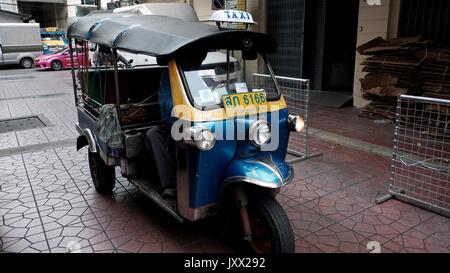 Tuk Tuks sam lor des Taxis travaillant pour les Thaïlandais locaux vie quotidienne Chinatown Bangkok Thaïlande Banque D'Images