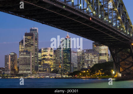 Le coucher du soleil et nuit Skyline à Sydney, Australie, Victoria Harbour Banque D'Images