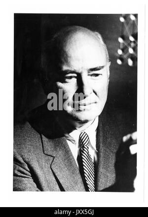 Donald hatch Andrews, portrait photographique, assis, de la poitrine vers le haut, de face, 1960. Banque D'Images