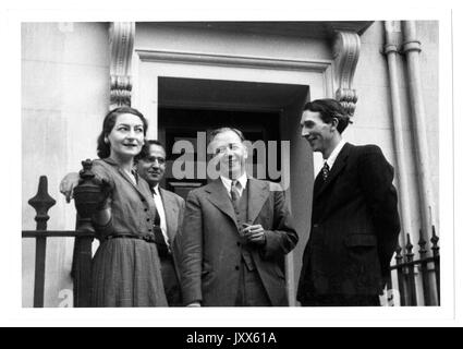 Don Cameron Allen, Mary Louise Benoit-Smullyan, George Hamilton Mowbray, Francis Aylward, photographie de groupe franche, à la porte de Harkness House, 1950. Banque D'Images