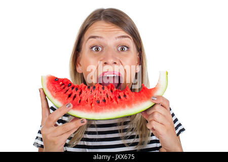 Photo d'une jeune femme avide de manger une grande tranche de melon délicieux sur fond isolé Banque D'Images