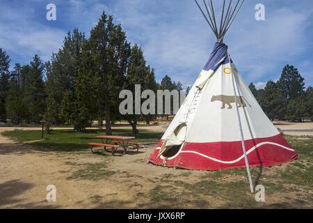 Tente de camping indienne indigène Teepee dans le terrain de camping Ruby’s Inn à la porte d’entrée du parc national de Bryce Canyon, Utah, États-Unis Banque D'Images