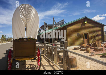 Old wagon Wheel Carriage Stage car et magasin de souvenirs rock dans la ville sauvage de la frontière ouest réplique près de l'entrée du parc national de Bryce Canyon Utah USA Banque D'Images