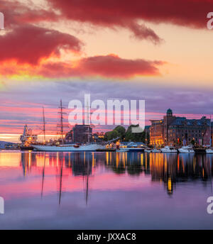 Port de Bergen, avec des bateaux contre soleil colorés en Norvège, Site du patrimoine mondial de l'UNESCO Banque D'Images