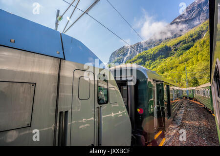 Train entre fjords, railroad de Flam à Myrdal en Norvège Banque D'Images