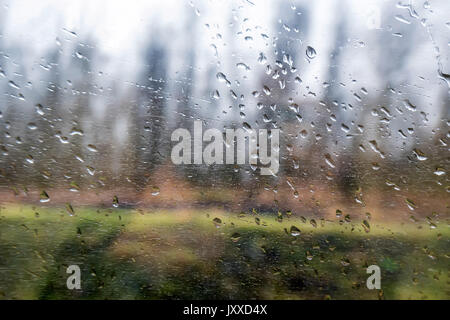 Gouttes de pluie sur la fenêtre du train voyager concept Banque D'Images
