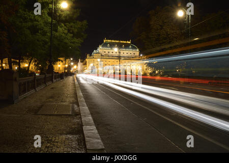 À la vue de la nuit Théâtre National de Prague, en République tchèque avec une longue exposition à l'exécution de tramway Banque D'Images