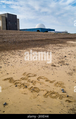 L'écriture dans le sable en face d'un dôme de Sizewell et réacteurs nucléaires PWR Sizewell B, plage de Sizewell, Suffolk, Angleterre : 'J'aime PWR mais AGR est tops' Banque D'Images