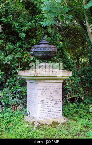 Grecian urn memorial à Richard Garrett, ingénieur agricole, 1755 - 1839, et sa femme Sarah, St Margaret's churchyard, Woodbridge, Suffolk, Angleterre Banque D'Images