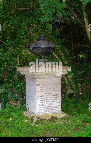 Grecian urn memorial à Richard Garrett, ingénieur agricole, 1755 - 1839, et sa femme Sarah, St Margaret's churchyard, Woodbridge, Suffolk, Angleterre Banque D'Images