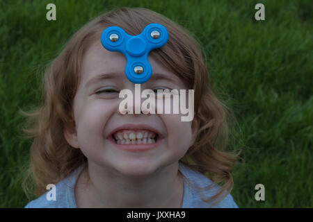 Portrait petite fille belle joue blue spinner. Banque D'Images