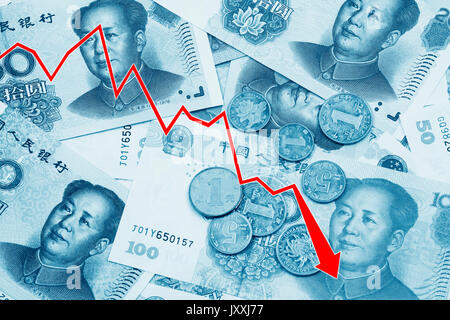 Graphique illustrant la baisse de la Chinese yuan ou RMB sur le marché international sur un collage d'argent chinois Banque D'Images