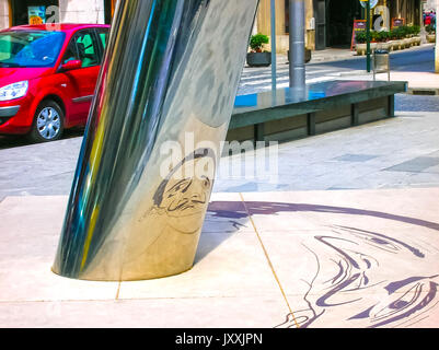 Figueres, Espagne - 07 mai 2007 : le manque de clarté de l'image sur le terrain se reflète sur le pilier cylindrique pour former l'image du Salvador Dali avec sa fameuse moustache Banque D'Images