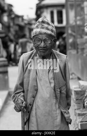 14 juin 2017 : portrait d'un homme inconnu portant robe traditionnelle népalaise avec spectacles et holding discontinue smiling to camera Banque D'Images