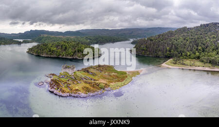 Vue aérienne de l'ancien château en ruines de tioram dans les highlands d'Ecosse Banque D'Images