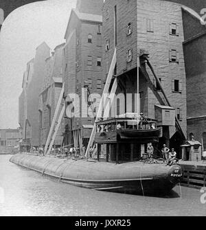 Das Beladen des großen Whaleback' 'Idemo suis Getreide Fahrstuhl à Chicago, Illinois, USA, 1895. Le grand navire de chargement whaleback au célèbre silo, Chicago, Illinois, 1895. Banque D'Images