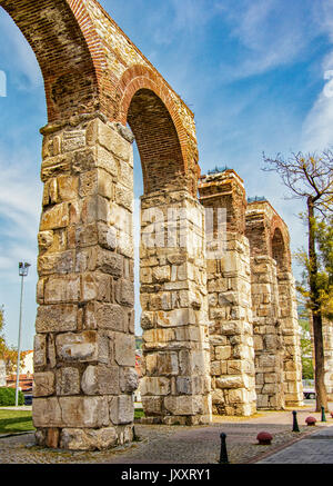 Remants de l'ancienne cité romaine de Selcuk aquaduct sont encore debout. Le bord de nids de cigognes peut être vu sur le haut de la colonne du milieu. Banque D'Images