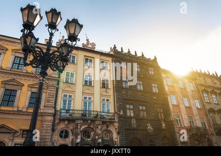 Rue de la vieille ville de Lviv. Matin dans la ville du soleil avec sun flare. L'Ukraine Banque D'Images