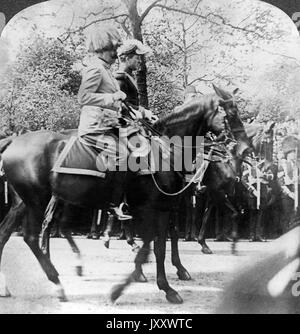 Ein König ohne Land : König Albert I. von Belgien (hinten) zu Pferd, ca. 1915. Un roi sans pays : Le Roi Albert I de Belgique (2e figure), ca. 1915. Banque D'Images