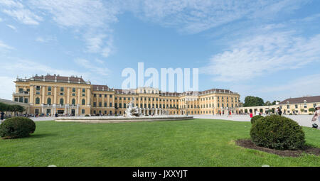 Une vue extérieure du Palais Schönbrunn à Vienne Banque D'Images