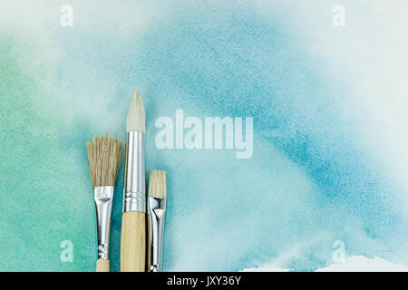 Différents pinceaux artistique peint à la main sur fond d'aquarelle verte Banque D'Images
