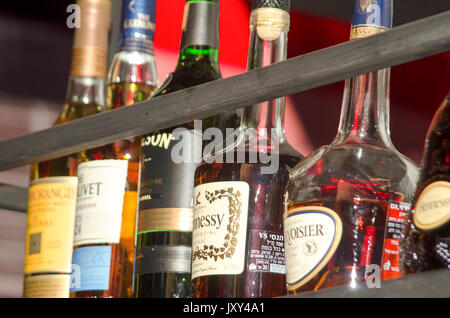 Diverses bouteilles d'alcool, sur l'affichage dans un bar Banque D'Images