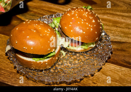 2 mini-hamburgers sur un plateau Banque D'Images