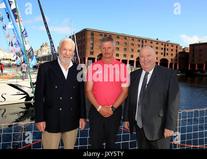 (De gauche à droite) Robin Knox-Johnston, Lance Shepherd skipper de Liverpool en 2018 et maire de Liverpool Joe Anderson posent pour une photo lors de la cérémonie de baptême à l'Albert Docks, Liverpool avant de démarrer ce dimanche de la Clipper Round the World yacht race. Banque D'Images