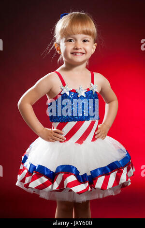 Portrait studio photo d'un enfant de 3 ans jeune danseuse blanc portant des vêtements de danse Banque D'Images