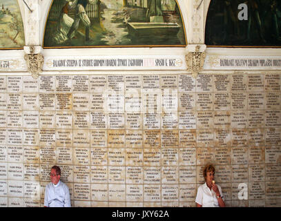 Marija Bistrica, sanctuaire marial,Croatie,europe,arcades autour de l'église avec des lettres de remerciements Banque D'Images