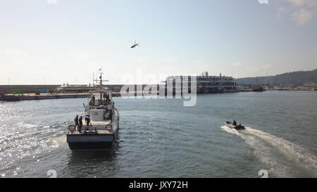 Les forces spéciales de la Marine bulgare avec les soldats de l'OTAN participent à l'exercice 2017 Bulgare brise une partie de l'OTAN 2017 Gardien de Sabre de l'exercice dans la ville de la mer Noire de Varna, à l'Est de la capitale bulgare Sofia. 2017 Breeze est l'exercice bulgare. Les navires participant à cet exercice ont recueillie à Varna.l'exercice a débuté le 14 juillet 2017 et prendra fin le 23 juillet. Le but de cet exercice est de développer la coopération et l'interopérabilité en effectuant la formation maritime réel entre les forces multinationales dans la mer Noire. En plus de l'hôte, la Turquie, USA, Angleterre, Italie, Pola Banque D'Images