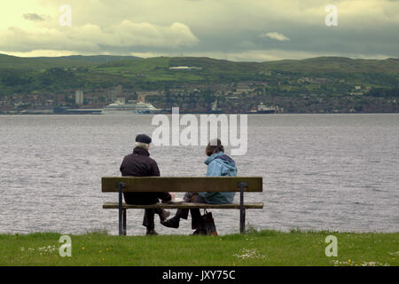 La promenade du front de mer Ville Helensburgh ou couple assis sur un banc à l'échelle d'Greemock ferry terminal Banque D'Images