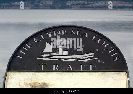 La mer de Clyde de lochs trail sign post au point d'Ardmore Banque D'Images