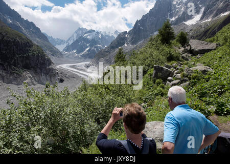 Chamonix-Mont-Blanc (Haute-Savoie, Alpes françaises, l'est de la France) : les randonneurs en admirant la vue panoramique sur la vallée de Glace glacier 'mer' (mer de glace) Banque D'Images