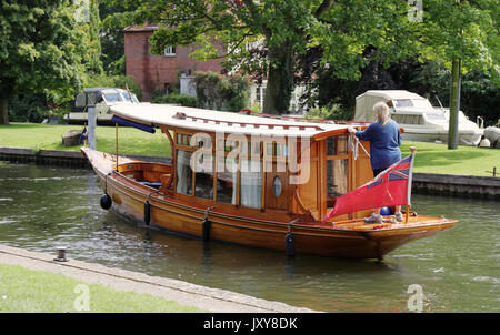 Bateau en bois élégant près de Hurley verrou sur la Tamise dans le Berkshire Banque D'Images